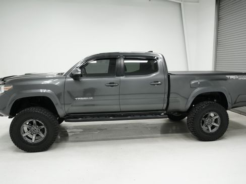 Used 2017 Toyota Tacoma TRD Sport w/ Tow Package AWD/4WD image 6