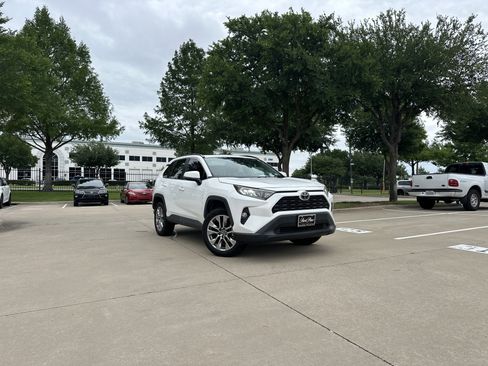 Used 2019 Toyota RAV4 XLE Premium FWD image 1
