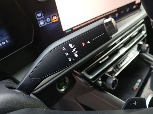 Used 2025 Chevrolet Traverse LT image 23