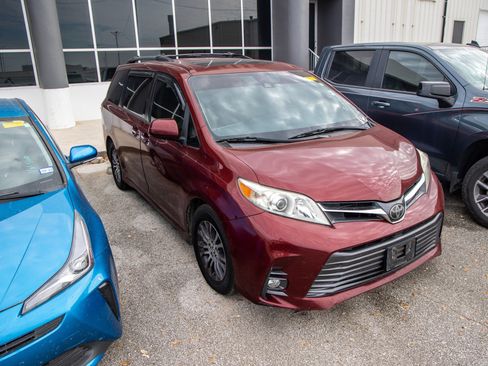 Used 2018 Toyota Sienna Limited image 6