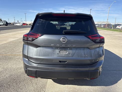 Used 2025 Nissan Rogue SV image 4