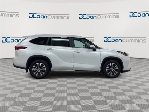 Used 2023 Toyota Highlander XLE image 9