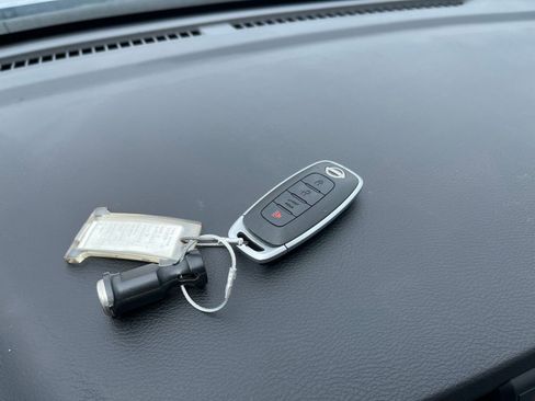 Used 2025 Nissan Versa SV FWD image 20
