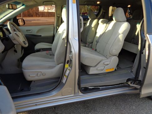 Used 2012 Toyota Sienna LE image 14