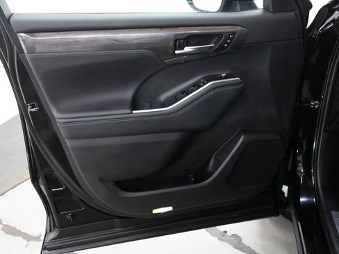Used 2025 Toyota Highlander Platinum AWD/4WD image 21