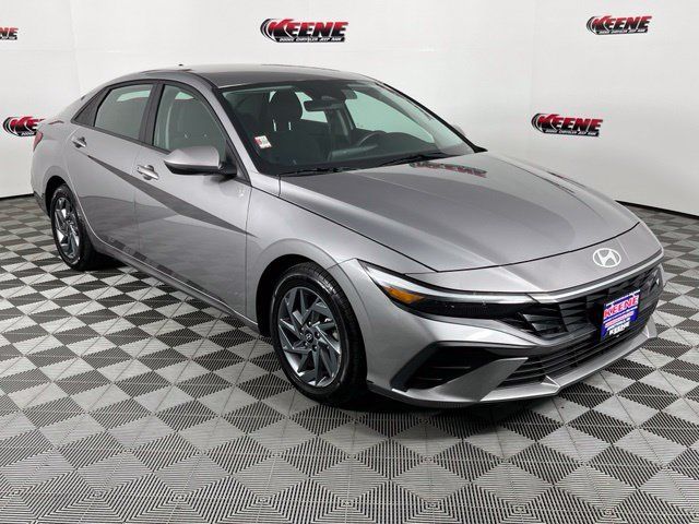 Used 2024 Hyundai Elantra SEL FWD image 2