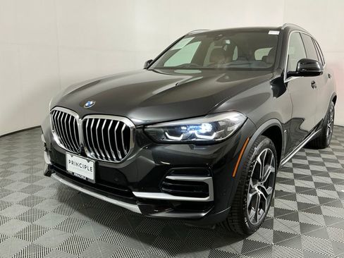 Certified 2023 BMW X5 xDrive40i w/ Luxury Seating Package AWD/4WD image 2