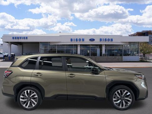 Used 2025 Subaru Forester Touring AWD/4WD image 2