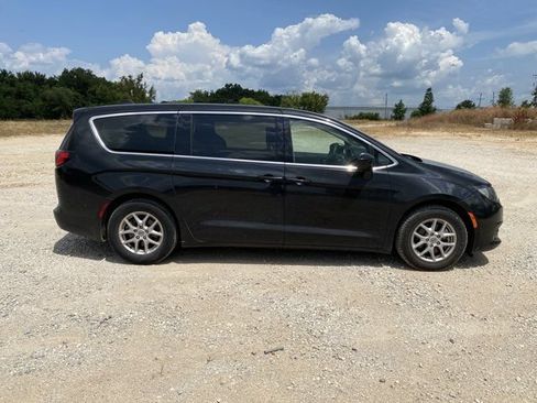 Used 2023 Chrysler Voyager LX FWD image 2