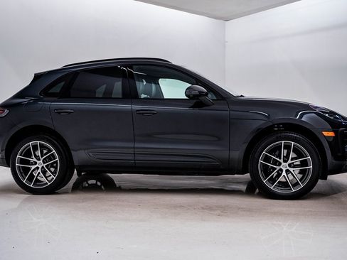 Certified 2025 Porsche Macan image 9