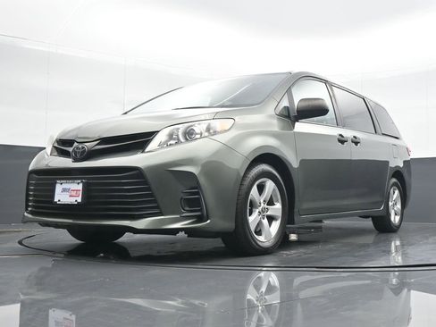 Used 2020 Toyota Sienna L image 16