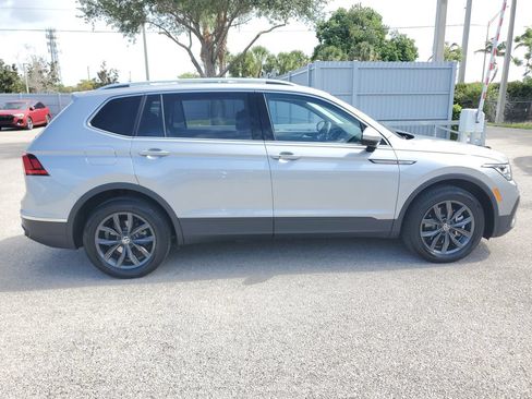 Certified 2023 Volkswagen Tiguan SE w/ Panoramic Sunroof Package AWD/4WD image 4
