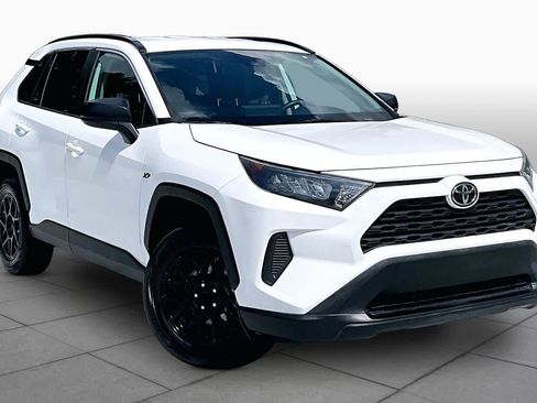 Used 2021 Toyota RAV4 LE FWD image 3