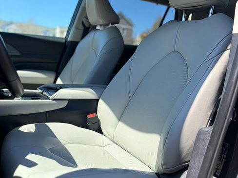 Used 2025 Toyota Grand Highlander AWD image 12