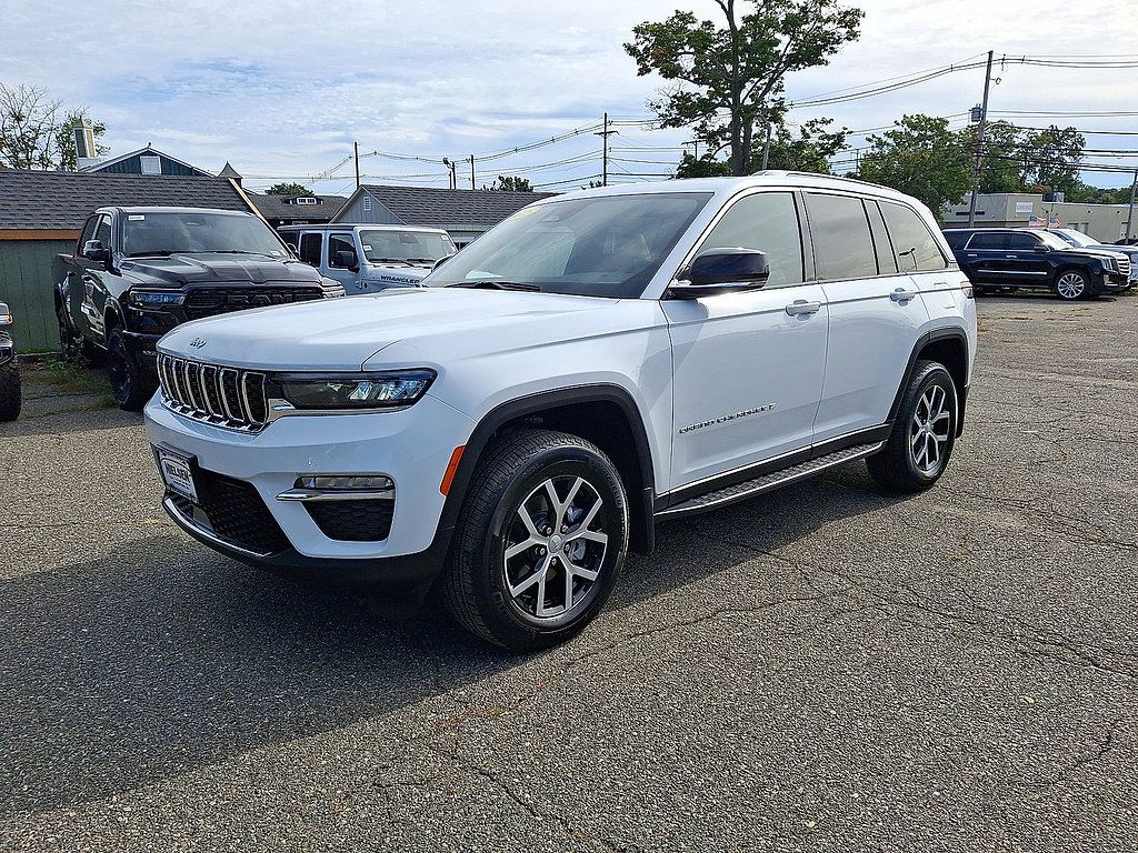 Used 2025 Jeep Grand Cherokee Limited w/ Trailer Tow Package AWD/4WD image 4