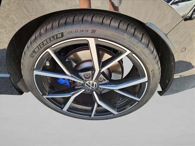Used 2024 Volkswagen Golf R AWD/4WD image 9