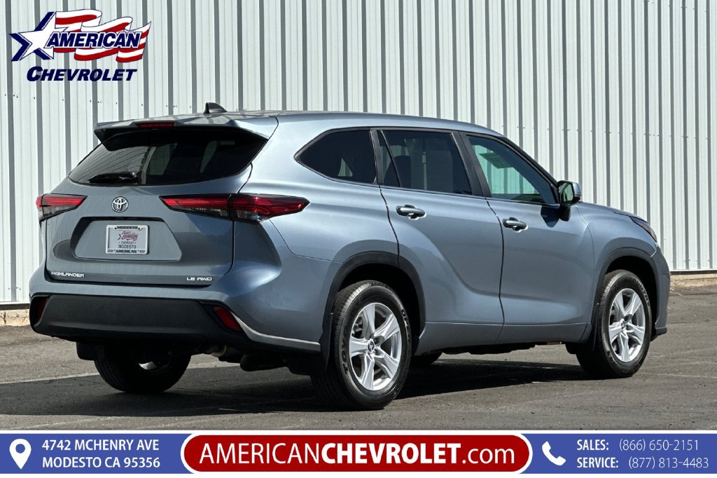 Used 2023 Toyota Highlander LE AWD/4WD image 4