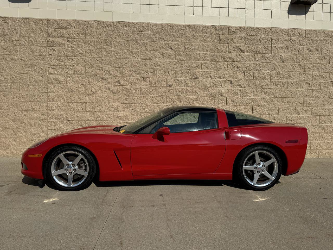 Used 2005 Chevrolet Corvette Coupe w/ Preferred Equipment Group RWD image 2