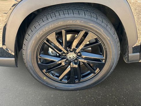 Used 2024 Toyota Corolla Cross AWD Hybrid w/ Moonroof Package image 9