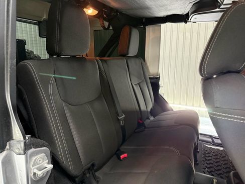 Used 2016 Jeep Wrangler Unlimited Rubicon w/ Connectivity Group image 34