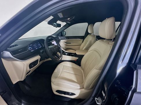 Used 2023 Jeep Grand Cherokee L Limited w/ Luxury Tech Group II image 13