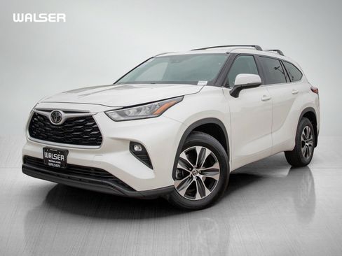 Used 2020 Toyota Highlander XLE AWD/4WD image 1