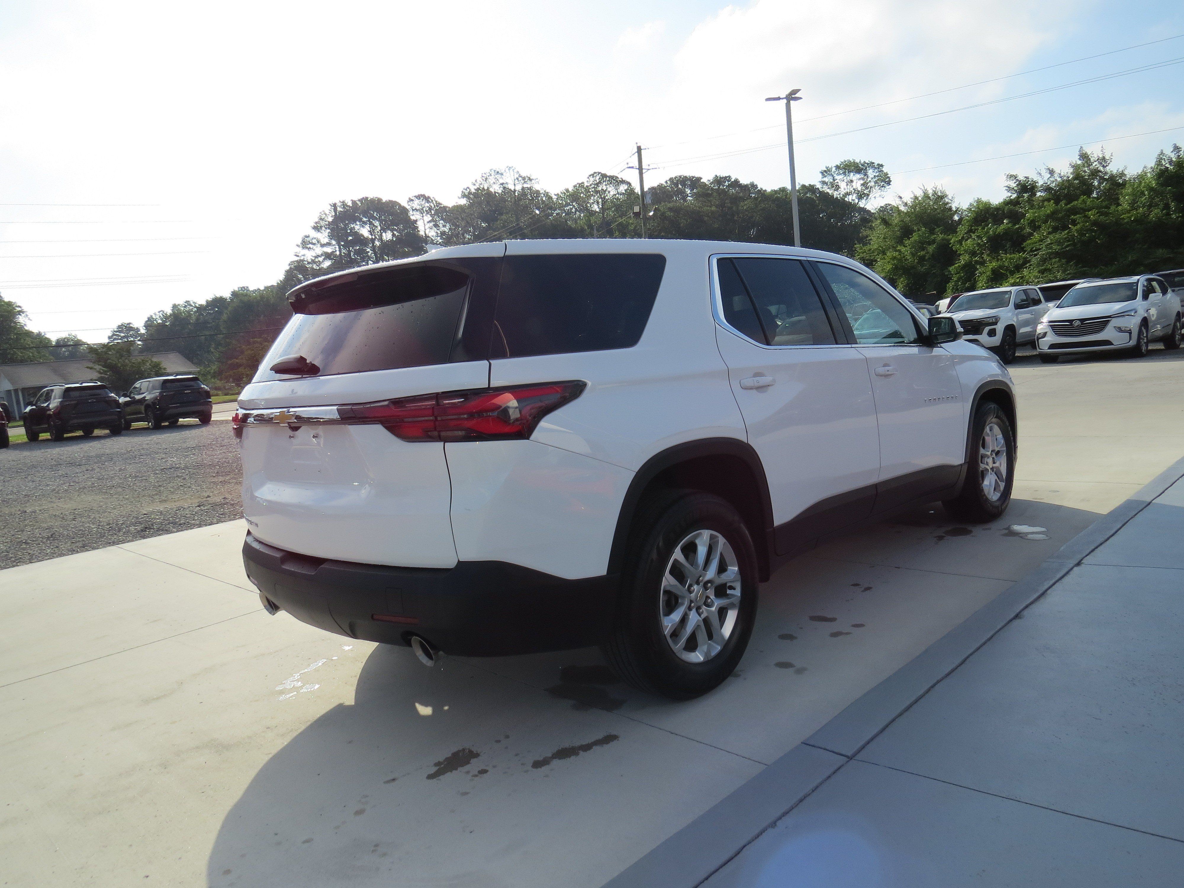 Used 2023 Chevrolet Traverse LS AWD/4WD image 5