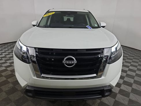 Used 2025 Nissan Pathfinder SV image 3