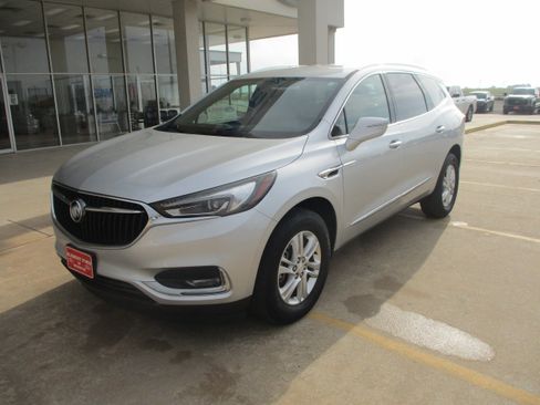 Used 2020 Buick Enclave Essence FWD image 2