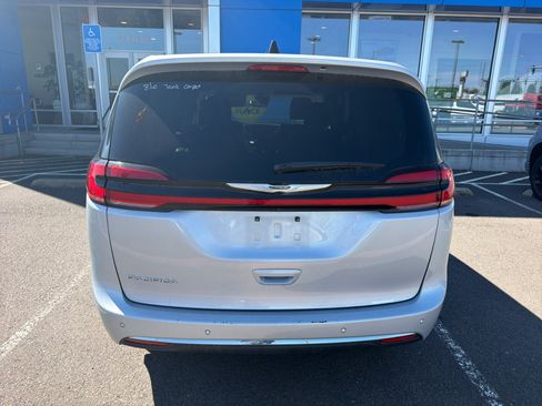 Used 2023 Chrysler Pacifica Touring-L FWD image 5