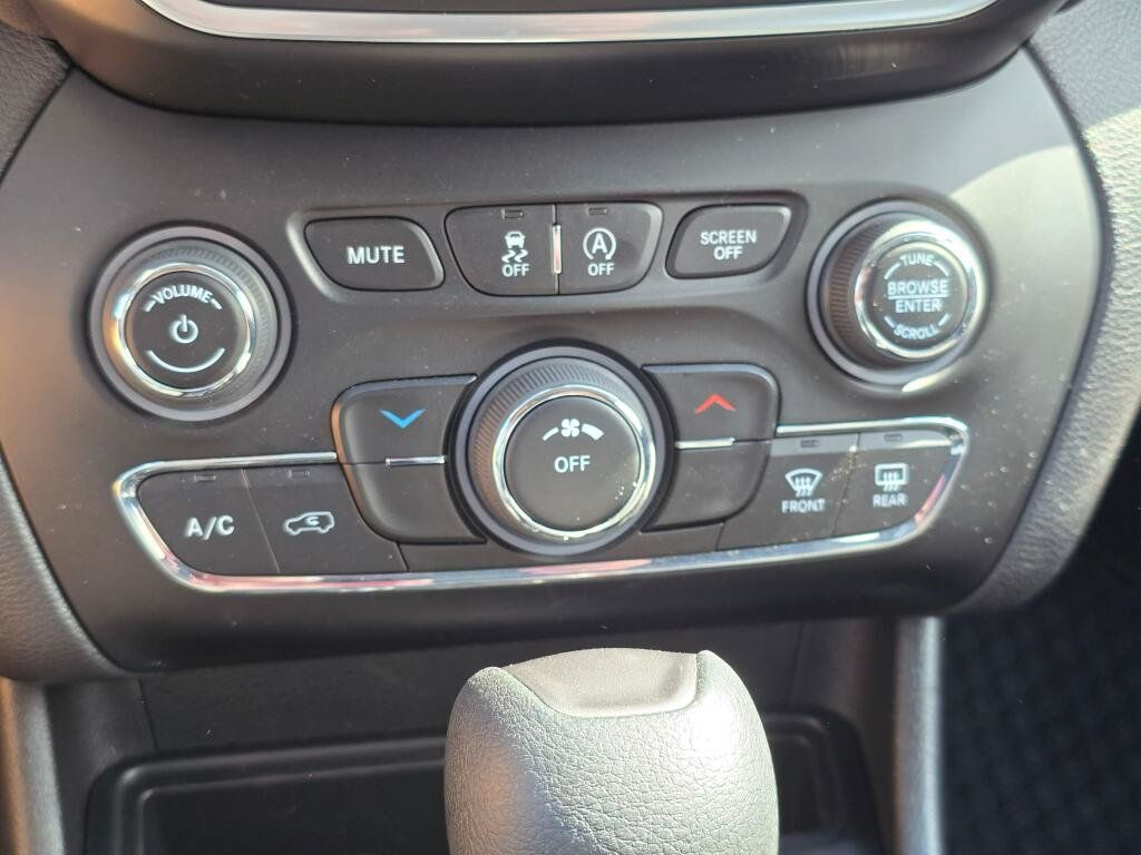Used 2019 Jeep Cherokee Latitude w/ Cold Weather Group FWD image 23