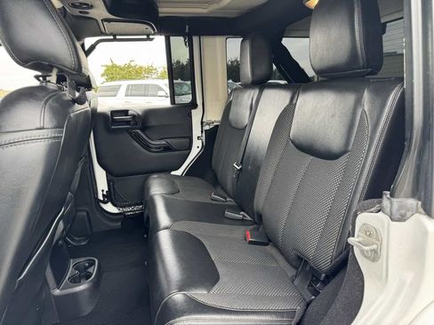 Used 2016 Jeep Wrangler Unlimited Sahara AWD/4WD image 19