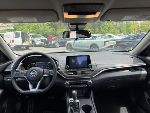 Used 2025 Nissan Altima 2.5 SV FWD image 29
