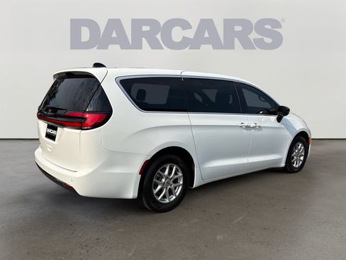 Used 2025 Chrysler Pacifica Select FWD image 7