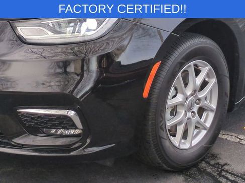 Certified 2024 Chrysler Pacifica Touring-L image 9