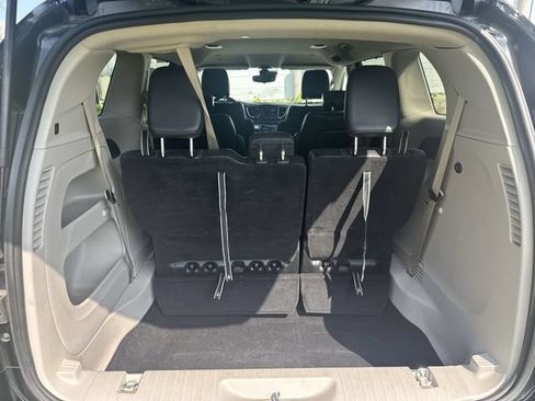 Used 2024 Chrysler Pacifica Touring-L FWD image 26