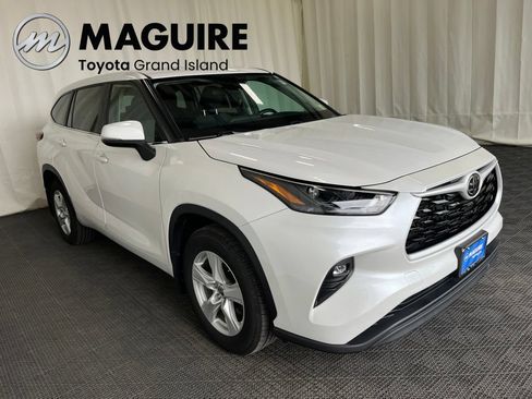 Used 2024 Toyota Highlander LE FWD image 32