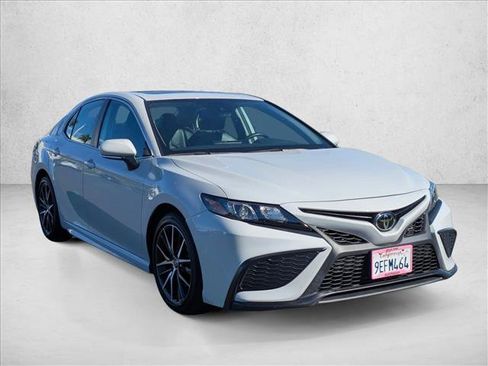 Used 2023 Toyota Camry SE image 3