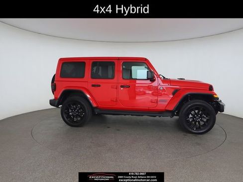 Used 2025 Jeep Wrangler Unlimited Sahara AWD/4WD image 24