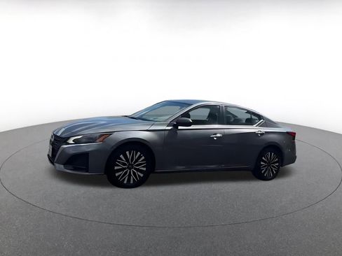 Used 2025 Nissan Altima 2.5 SV FWD image 8