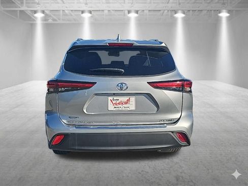 Used 2022 Toyota Highlander XLE image 6