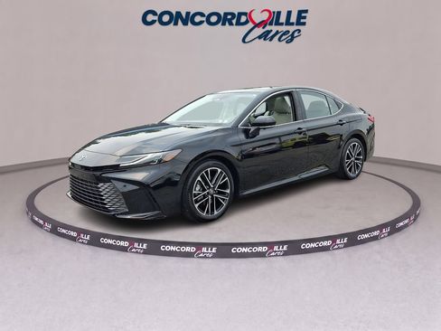 Used 2025 Toyota Camry XLE w/ Premium Plus Package FWD image 3