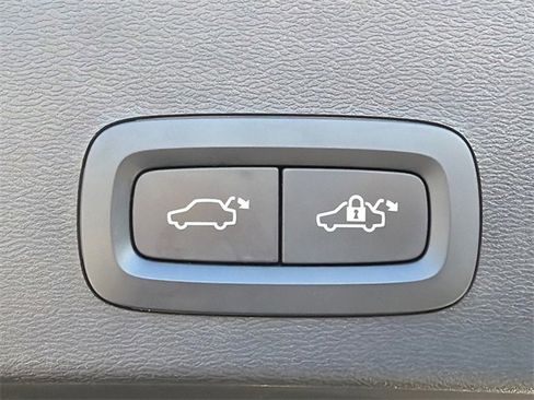 Used 2021 Volvo XC40 T4 Momentum image 19