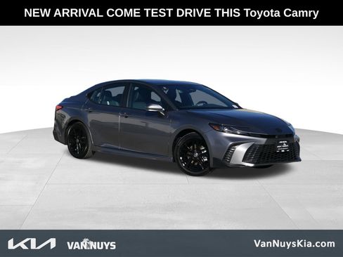 Used 2025 Toyota Camry SE image 1