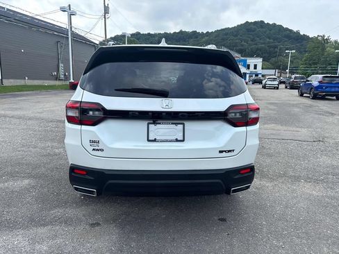 Used 2025 Honda Pilot Sport image 4