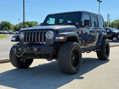Used 2018 Jeep Wrangler Unlimited Sahara AWD/4WD image 2