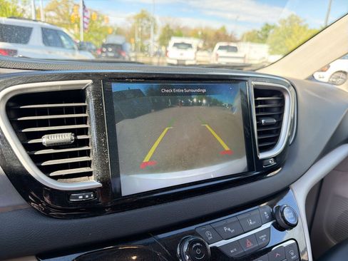 Used 2023 Chrysler Pacifica Touring-L FWD image 32