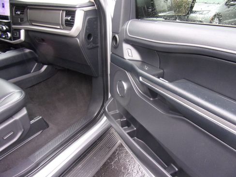 Used 2024 Ford Expedition XLT image 14