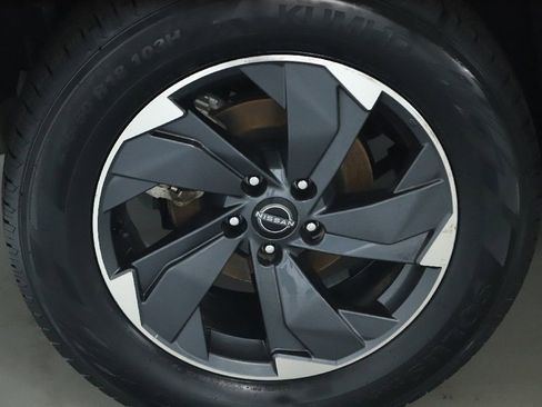 Used 2025 Nissan Rogue SV FWD image 12