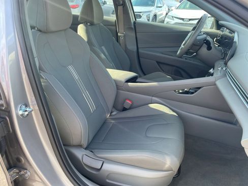 Used 2025 Hyundai Elantra SEL image 35